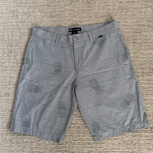 Travis Mathew Gray Pineapple Print Flat Front Shorts Size 36 - Picture 2 of 4
